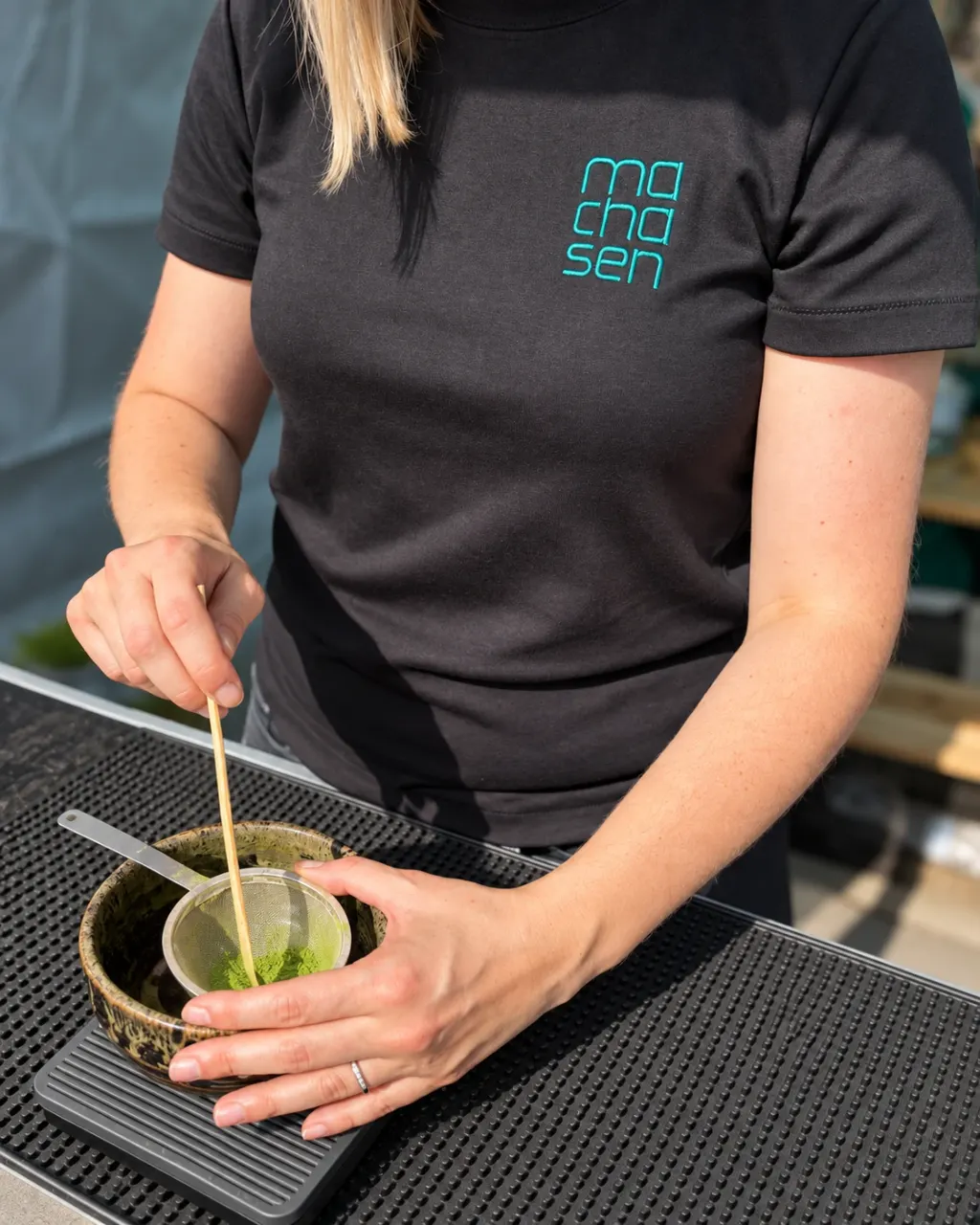 Matcha prosívaná sítkem do misky