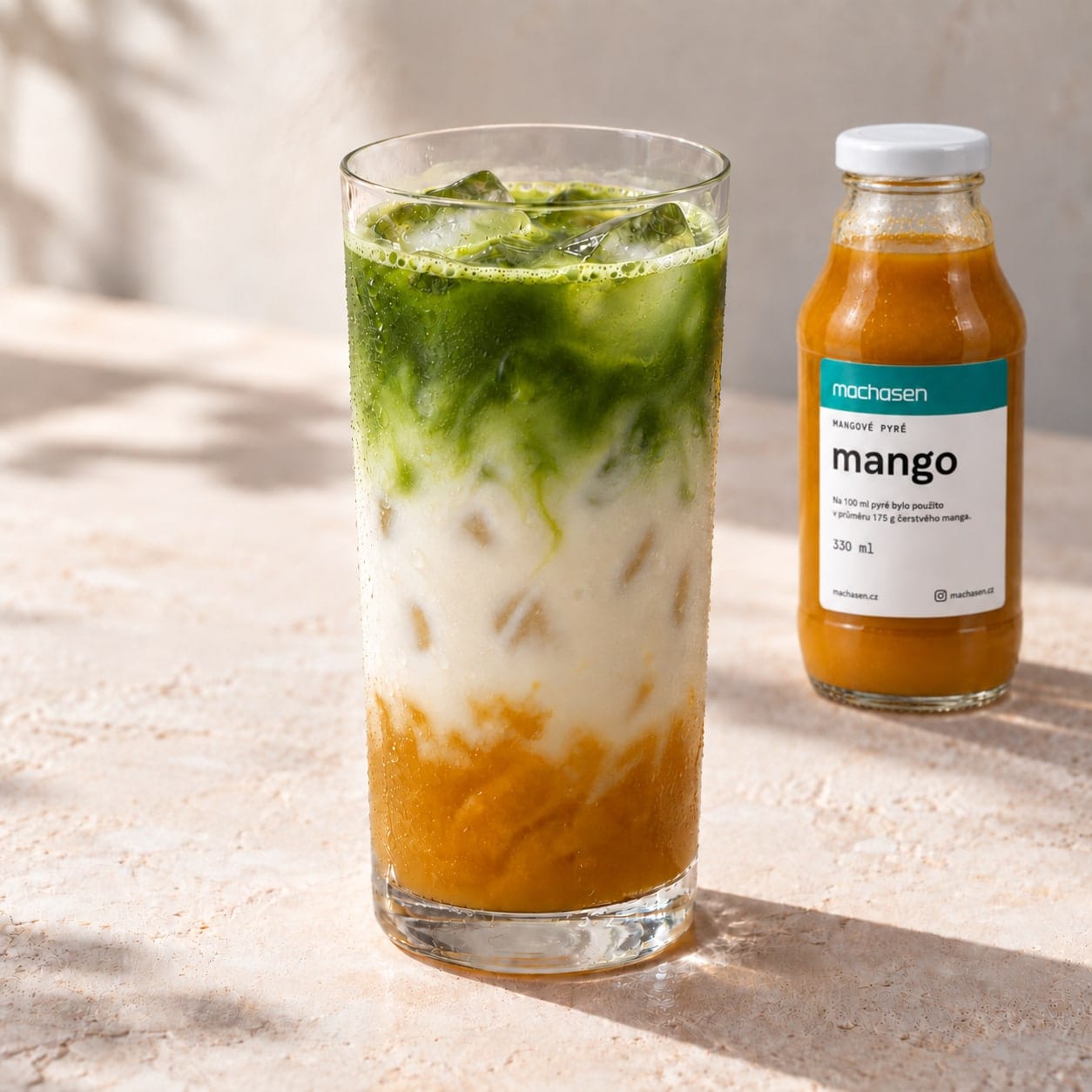 Ledové mango matcha latte a láhev mangového pyré machasen.