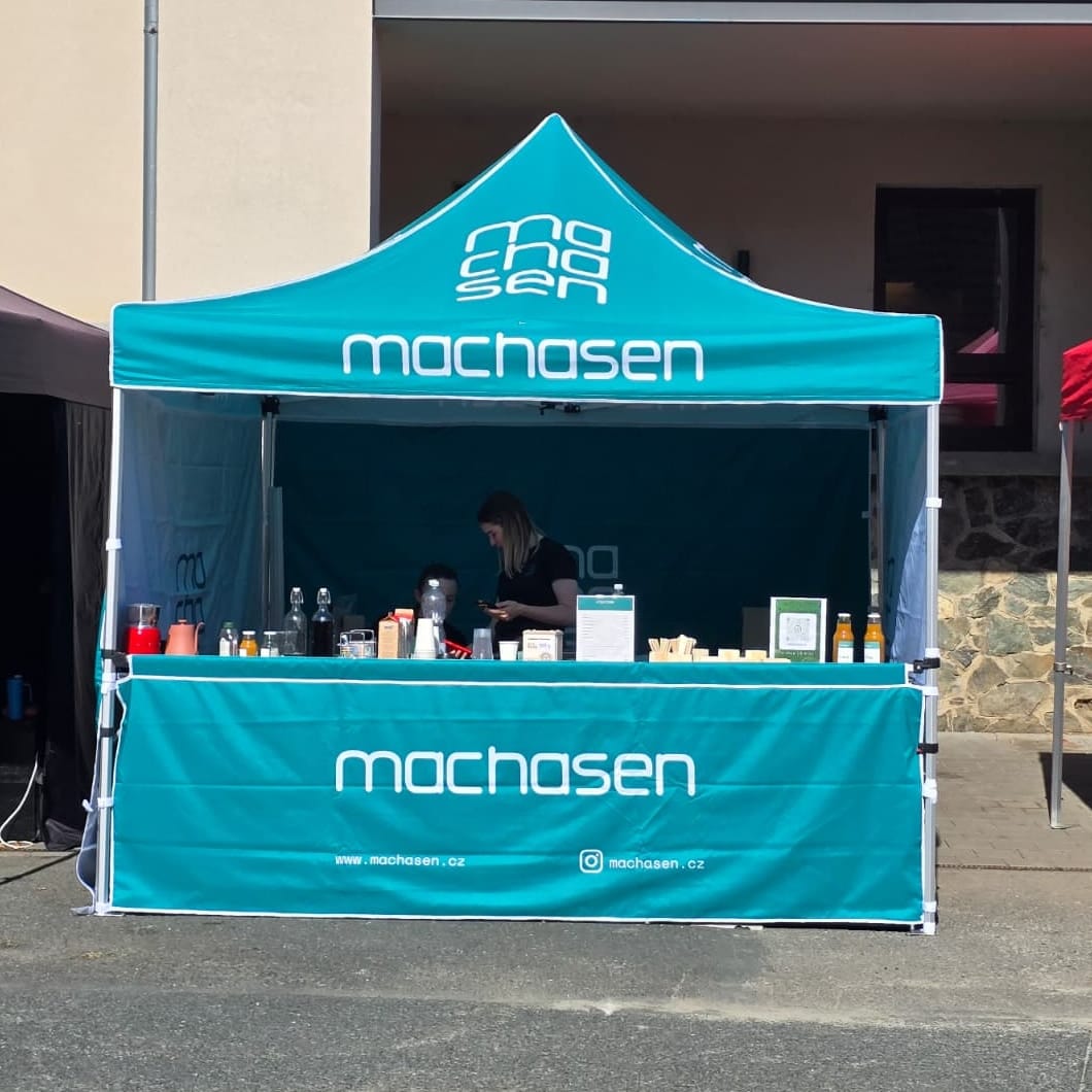 Pop-up stánek machasen s obsluhou a připravenými nápoji na pultu